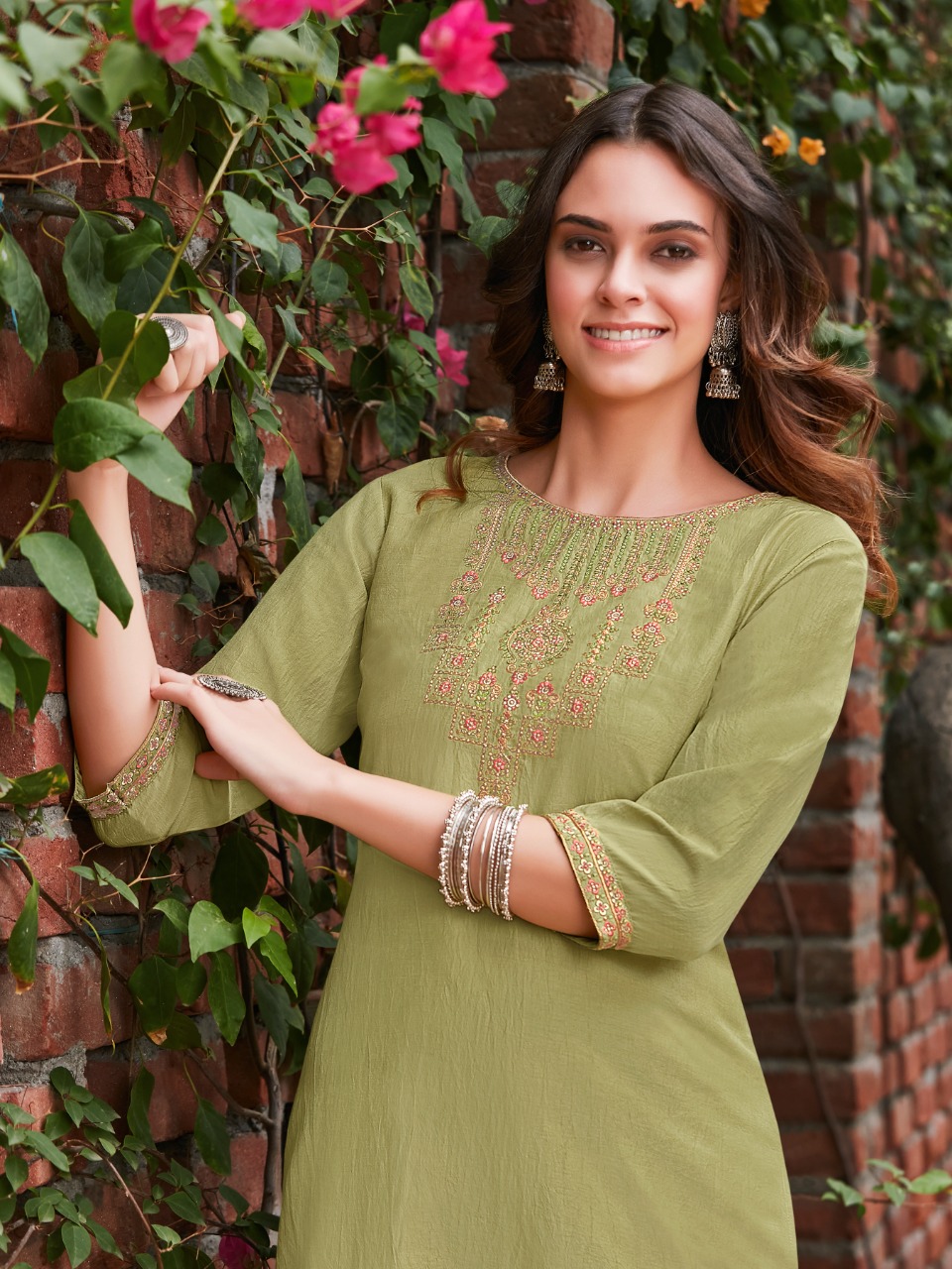 syasii rayasa pure chinon kashmiri embroidary gorgeous look kurti with bottom catalog